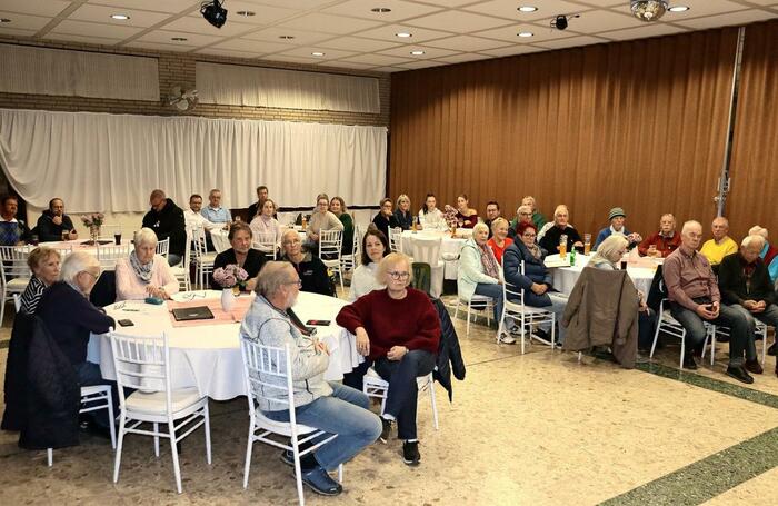 Außerordentliche Versammlung: Die Mitglieder des TSV Wennigsen verfolgen in der Gaststätte „Rani’s Palace“ die Vorstellung des Kandidaten Florian Hergert